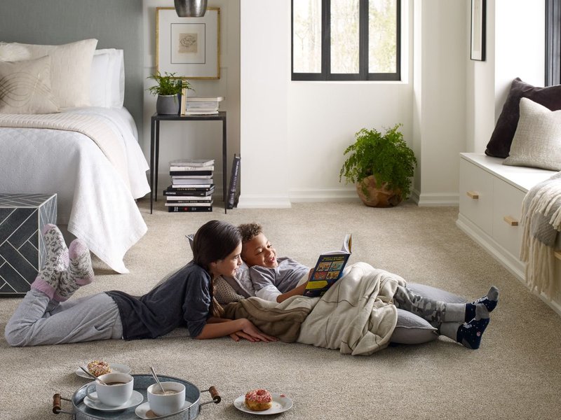 two children on floor - carpetilenet